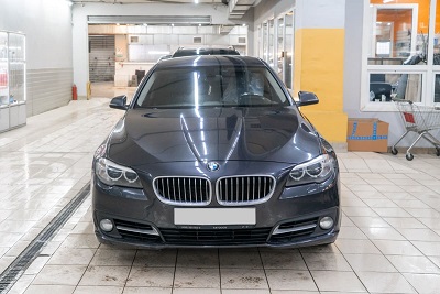 В нашем техническом центре достаточно часто обслуживаются BMW 5 серии. Эти популярные автомобили отличаются высоким уровнем комфорта и хорошим управлением. На этот раз к нам приехал BMW F10 528i для выполнения замены расходных деталей.