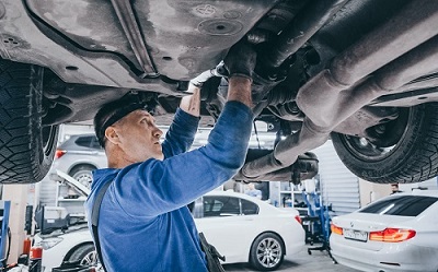 Премиальные BMW 7-Series впечатляют своим стилем и высоким уровнем комфорта, однако требовательны к качеству обслуживания ходовой части.В технический центр BMW-STO приехал эффектный BMW 740Li AT xDrive.