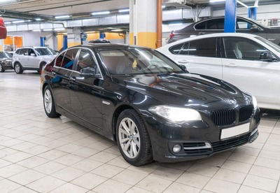 Обслуживание тормозной системы BMW 5 серии является популярной услугой среди наших клиентов. Достаточно часто автовладельцы приезжают на замену тормозных дисков и колодок перед началом теплого сезона.В этот раз у нас на обслуживании был элегантный BMW F10, владелец которого обратил внимание на сработавший датчик износа передних тормозных колодок.