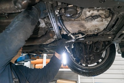 Премиальные BMW X5 популярны среди автовладельцев, и часто обслуживаются в нашем техническом центре. На этот раз в BMW-STO обратился владелец BMW X5 M F85 для срочного устранения неисправности системы Dynamic Drive.В данном случае диагностика показала нарушение герметичности сливного трубопровода Dynamic Drive. 