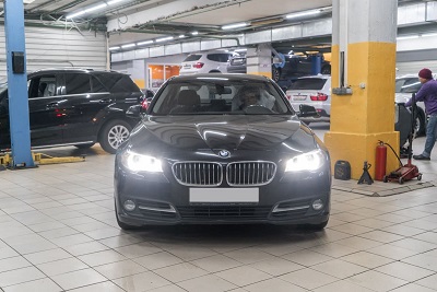 В технический центр BMW-STO обратился владелец BMW F10 для диагностики и устранения неисправности ходовой части. Владелец обратил внимание на появление хруста при проезде поворотов. После диагностики выяснилось, что причиной неисправности стал поврежденный передний правый привод.