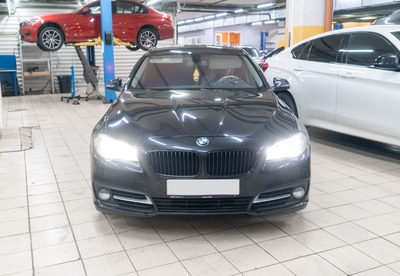 Обслуживание тормозной системы BMW 5 серии является популярной услугой среди наших клиентов. Достаточно часто автовладельцы приезжают на замену тормозных дисков и колодок перед началом теплого сезона.В этот раз у нас на обслуживании был элегантный BMW F10, владелец которого обратил внимание на сработавший датчик износа передних тормозных колодок.