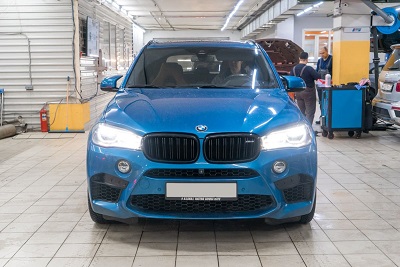 Премиальные BMW X5 популярны среди автовладельцев, и часто обслуживаются в нашем техническом центре. На этот раз в BMW-STO обратился владелец BMW X5 M F85 для срочного устранения неисправности системы Dynamic Drive.В данном случае диагностика показала нарушение герметичности сливного трубопровода Dynamic Drive. 