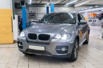 Для диагностики и выполнения обслуживания подвески к нам приехал стильный BMW X6 E71. Данные автомобили отличаются продуманной ходовой частью. Как и другие премиальные кроссоверы, «икс-шестые» требуют грамотного обслуживания.Мы выполнили диагностику подвески, в ходе которой был выявлен износ пыльников внешних передних ШРУСов. 