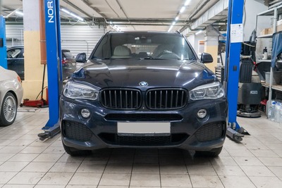 Замена стоек стабилизатора в BMW X5 F15