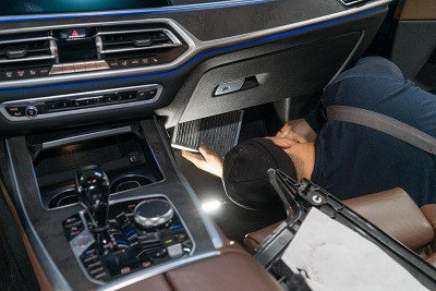 На очередное ТО к нам приехал владелец эффектного внедорожника BMW G07 xDrive 30d с двигателем B57d30. Согласно рекомендациям производителя, и с учетом пробега автомобиля, мы выполнили диагностику, заменили моторное масло, масляный фильтр, воздушные и салонные фильтры. Кроме того, подошло время для замены топливного фильтра и трансмиссионного масла в редукторах и раздаточной коробке.