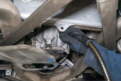 На очередное ТО к нам приехал владелец эффектного внедорожника BMW G07 xDrive 30d с двигателем B57d30. Согласно рекомендациям производителя, и с учетом пробега автомобиля, мы выполнили диагностику, заменили моторное масло, масляный фильтр, воздушные и салонные фильтры. Кроме того, подошло время для замены топливного фильтра и трансмиссионного масла в редукторах и раздаточной коробке.