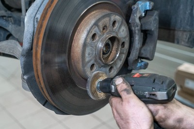 Замена передних колодок на MINI Cooper Countryman SD