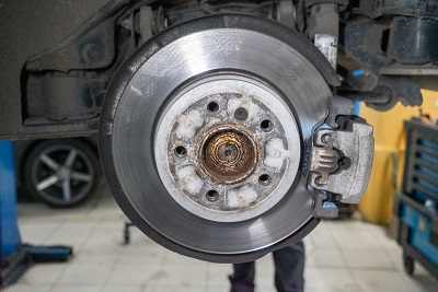 В технический центр BMW-STO приехал BMW F15 для выполнения необходимого обслуживания тормозной системы. Владелец автомобиля обратил внимание на сработавший датчик износа задних тормозных колодок и появление постороннего шума со стороны переднего правого колеса. 