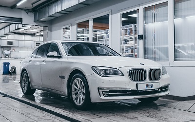 Премиальные BMW 7-Series впечатляют своим стилем и высоким уровнем комфорта, однако требовательны к качеству обслуживания ходовой части.В технический центр BMW-STO приехал эффектный BMW 740Li AT xDrive.