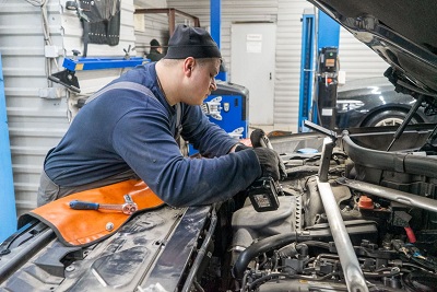 На очередное ТО к нам приехал владелец эффектного внедорожника BMW G07 xDrive 30d с двигателем B57d30. Согласно рекомендациям производителя, и с учетом пробега автомобиля, мы выполнили диагностику, заменили моторное масло, масляный фильтр, воздушные и салонные фильтры. Кроме того, подошло время для замены топливного фильтра и трансмиссионного масла в редукторах и раздаточной коробке.