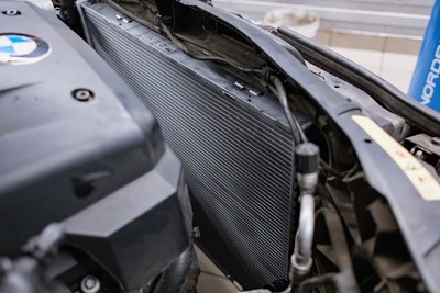 Замена радиатора и термостата на BMW 3