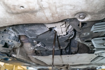 На очередное ТО к нам приехал владелец эффектного внедорожника BMW G07 xDrive 30d с двигателем B57d30. Согласно рекомендациям производителя, и с учетом пробега автомобиля, мы выполнили диагностику, заменили моторное масло, масляный фильтр, воздушные и салонные фильтры. Кроме того, подошло время для замены топливного фильтра и трансмиссионного масла в редукторах и раздаточной коробке.