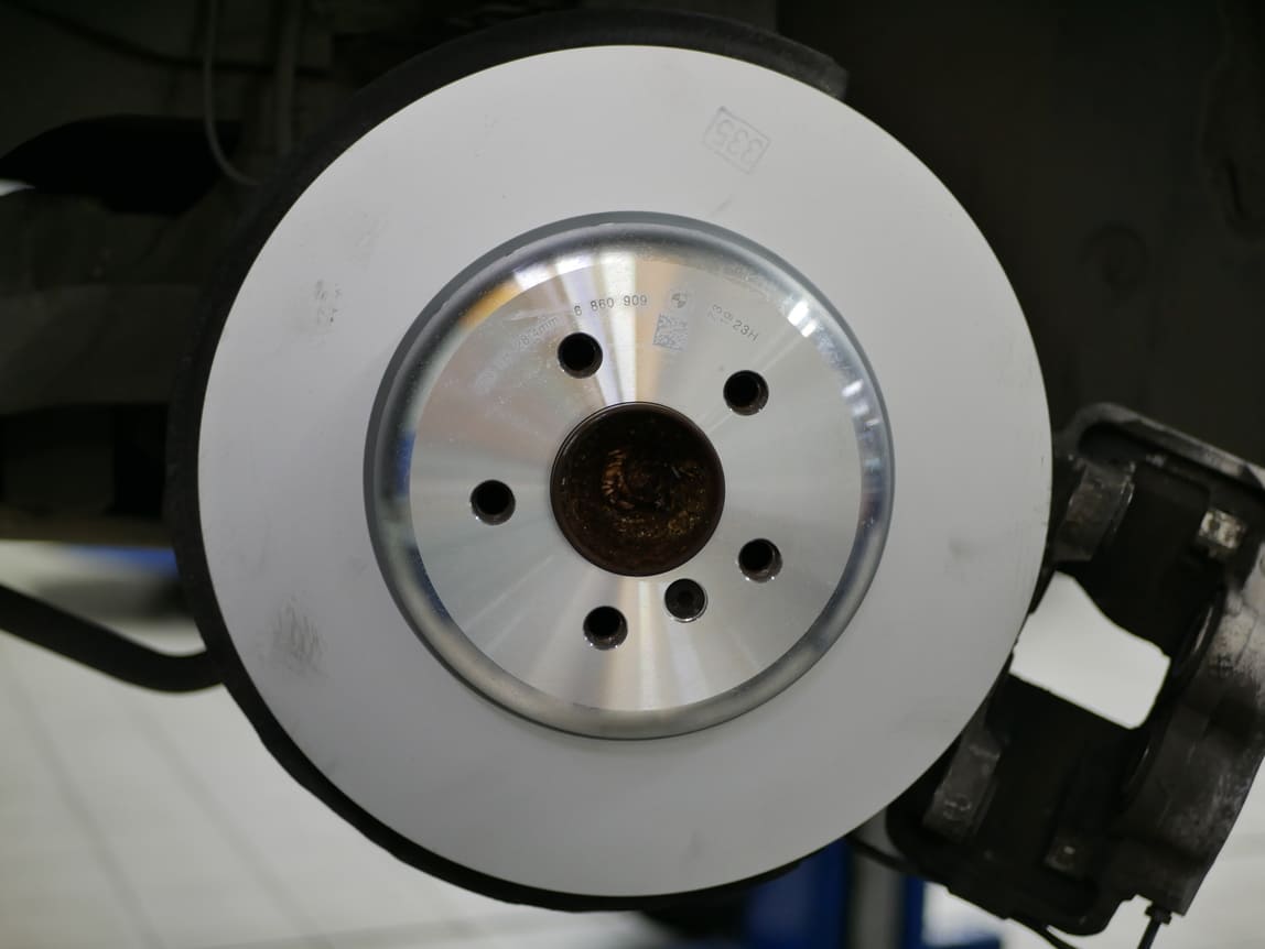 Замена передних тормозных дисков и колодок BMW 740Li G12.jpg
