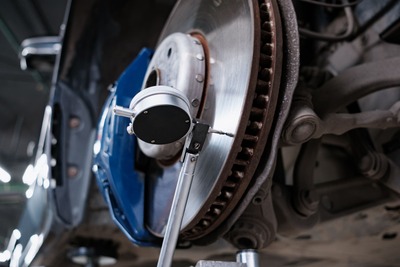 проверка биения тормозных дисков BMW