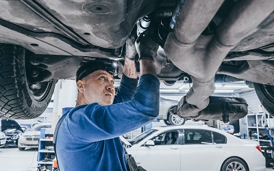 Премиальные BMW 7-Series впечатляют своим стилем и высоким уровнем комфорта, однако требовательны к качеству обслуживания ходовой части.В технический центр BMW-STO приехал эффектный BMW 740Li AT xDrive.