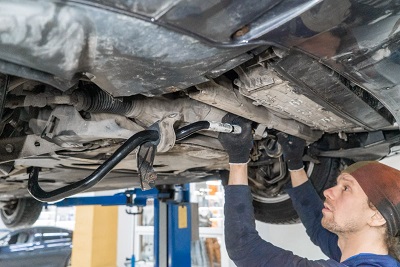В нашем техническом центре достаточно часто обслуживаются BMW 5 серии. Эти популярные автомобили отличаются высоким уровнем комфорта и хорошим управлением. На этот раз к нам приехал BMW F10 528i для выполнения замены расходных деталей.