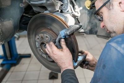 Замена передних колодок на MINI Cooper Countryman SD