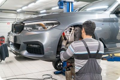 Премиальные BMW 5-Series отличаются динамичными моторами и соответствующими тормозными системами. В зависимости от комплектации, на эти автомобили могут устанавливаются как стоковые, так и доработанные тормоза BMW M Sport и M Performance.