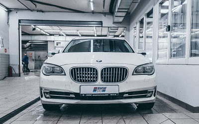 Премиальные BMW 7-Series впечатляют своим стилем и высоким уровнем комфорта, однако требовательны к качеству обслуживания ходовой части.В технический центр BMW-STO приехал эффектный BMW 740Li AT xDrive.