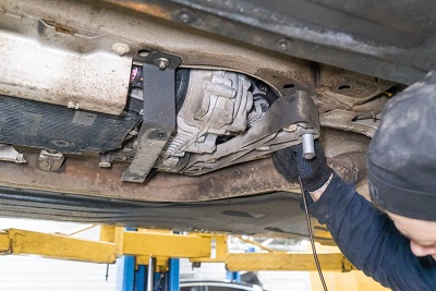 На очередное ТО к нам приехал владелец эффектного внедорожника BMW G07 xDrive 30d с двигателем B57d30. Согласно рекомендациям производителя, и с учетом пробега автомобиля, мы выполнили диагностику, заменили моторное масло, масляный фильтр, воздушные и салонные фильтры. Кроме того, подошло время для замены топливного фильтра и трансмиссионного масла в редукторах и раздаточной коробке.