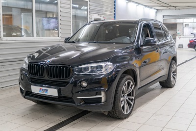 В технический центр BMW-STO приехал BMW F15 для выполнения необходимого обслуживания тормозной системы. Владелец автомобиля обратил внимание на сработавший датчик износа задних тормозных колодок и появление постороннего шума со стороны переднего правого колеса. 