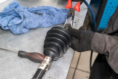 Для диагностики и выполнения обслуживания подвески к нам приехал стильный BMW X6 E71. Данные автомобили отличаются продуманной ходовой частью. Как и другие премиальные кроссоверы, «икс-шестые» требуют грамотного обслуживания.Мы выполнили диагностику подвески, в ходе которой был выявлен износ пыльников внешних передних ШРУСов. 