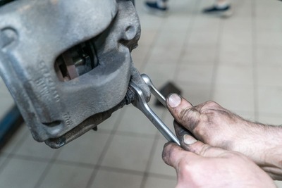 Замена передних колодок на MINI Cooper Countryman SD