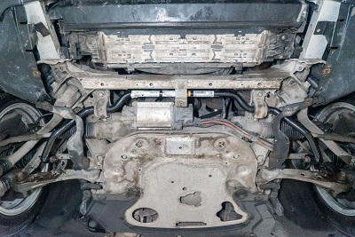 В нашем техническом центре достаточно часто обслуживаются BMW 5 серии. Эти популярные автомобили отличаются высоким уровнем комфорта и хорошим управлением. На этот раз к нам приехал BMW F10 528i для выполнения замены расходных деталей.