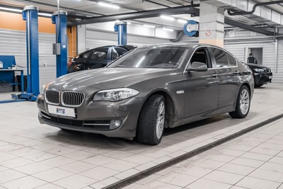 Замена клапанной крышки и прокладок теплообменника BMW 5-Series F10 