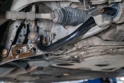 В нашем техническом центре достаточно часто обслуживаются BMW 5 серии. Эти популярные автомобили отличаются высоким уровнем комфорта и хорошим управлением. На этот раз к нам приехал BMW F10 528i для выполнения замены расходных деталей.
