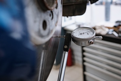 проверка биения тормозных дисков BMW