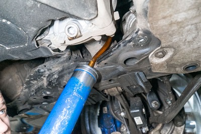 На очередное ТО к нам приехал владелец эффектного внедорожника BMW G07 xDrive 30d с двигателем B57d30. Согласно рекомендациям производителя, и с учетом пробега автомобиля, мы выполнили диагностику, заменили моторное масло, масляный фильтр, воздушные и салонные фильтры. Кроме того, подошло время для замены топливного фильтра и трансмиссионного масла в редукторах и раздаточной коробке.