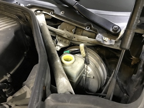 Замена тормозной жидкости на BMW 750 f02