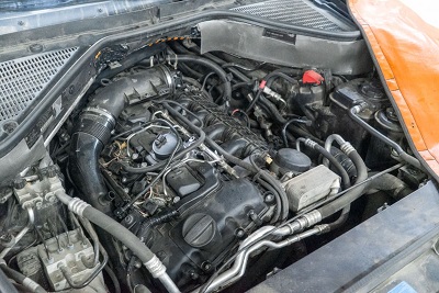 Динамичные BMW E70 укомплектованы мощными моторами, которые отличаются неплохим ресурсом, но требовательны к обслуживанию. На диагностику в наш технический центр приехал BMW X5 xDrive35i с бензиновым 6-цилиндровым двигателем N55B30.