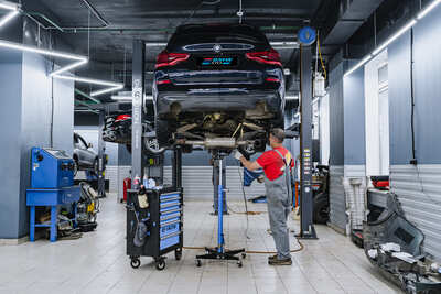 Конструкция полноприводной трансмиссии кроссоверов BMW G01, включая редукторы, рассчитана на высокий крутящий момент и динамичную эксплуатацию. Для обеспечения длительной и безотказной работы агрегатов наибольшее значение имеют герметичность уплотнений и качество трансмиссионного масла. Со временем, под воздействием пробега и температурных циклов, уплотнительные элементы теряют эластичность, что является типовой причиной появления утечек масла.