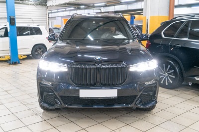 На очередное ТО к нам приехал владелец эффектного внедорожника BMW G07 xDrive 30d с двигателем B57d30. Согласно рекомендациям производителя, и с учетом пробега автомобиля, мы выполнили диагностику, заменили моторное масло, масляный фильтр, воздушные и салонные фильтры. Кроме того, подошло время для замены топливного фильтра и трансмиссионного масла в редукторах и раздаточной коробке.