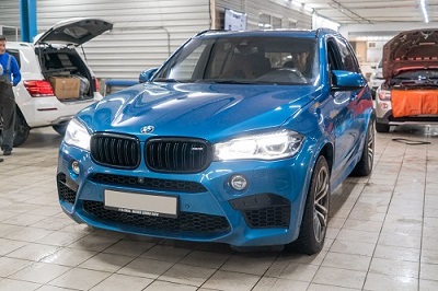 Премиальные BMW X5 популярны среди автовладельцев, и часто обслуживаются в нашем техническом центре. На этот раз в BMW-STO обратился владелец BMW X5 M F85 для срочного устранения неисправности системы Dynamic Drive.В данном случае диагностика показала нарушение герметичности сливного трубопровода Dynamic Drive. 