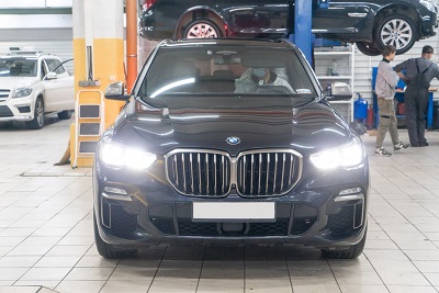 На плановое обслуживание в наш технический центр приехал владелец заряженного BMW G05 M50d. Данный автомобиль укомплектован производительным дизельным мотором, который требует регулярного и качественного обслуживания в моторе используется масло BMW Longlife-04.