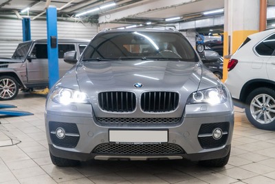 Для диагностики и выполнения обслуживания подвески к нам приехал стильный BMW X6 E71. Данные автомобили отличаются продуманной ходовой частью. Как и другие премиальные кроссоверы, «икс-шестые» требуют грамотного обслуживания.Мы выполнили диагностику подвески, в ходе которой был выявлен износ пыльников внешних передних ШРУСов. 