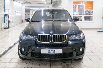 Динамичные BMW E70 укомплектованы мощными моторами, которые отличаются неплохим ресурсом, но требовательны к обслуживанию. На диагностику в наш технический центр приехал BMW X5 xDrive35i с бензиновым 6-цилиндровым двигателем N55B30.