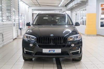 В технический центр BMW-STO приехал BMW F15 для выполнения необходимого обслуживания тормозной системы. Владелец автомобиля обратил внимание на сработавший датчик износа задних тормозных колодок и появление постороннего шума со стороны переднего правого колеса. 