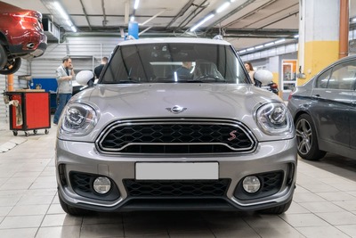 Замена передних колодок на MINI Cooper Countryman SD